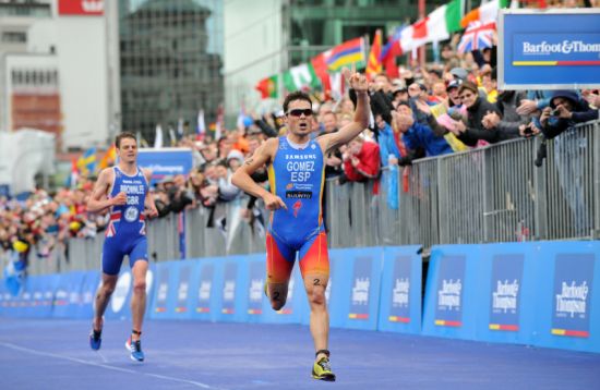 Gomez outsprints Jonathan Brownlee in Auckland in 2012