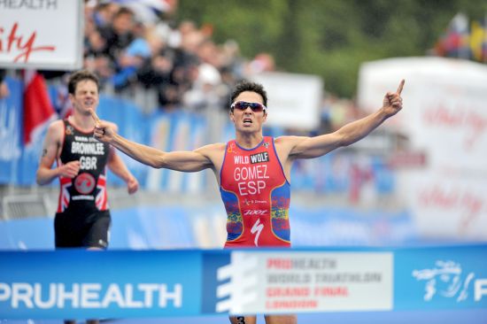 Javier Gomez outsprints Jonathan Brownlee for the win