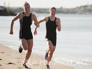 Amelia Watkinson and Elise Salt sprinting for the finish