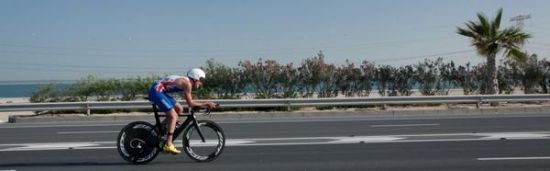 Alistair Brownlee smashed the course record at the Abu Dhabi International Triathlon