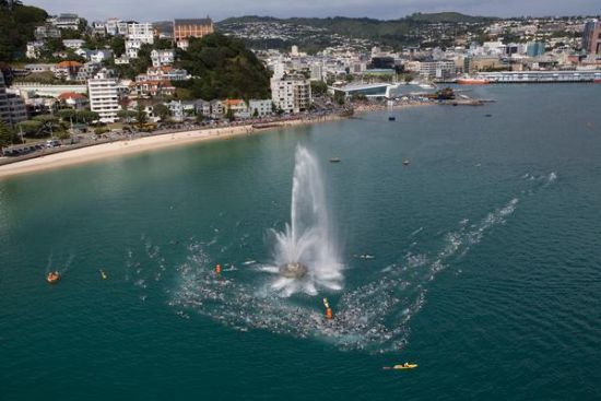 Swimmers going around the Oriental Bay fountain in Wellington Harbour during the 2008 race