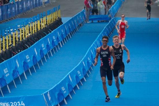 Ben Dijkstra and Dan Hoy sprinting for the line