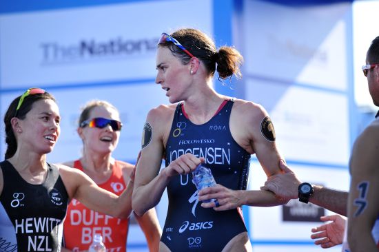 Andrea Hewitt congratulates Gwen Jorgensen after the race