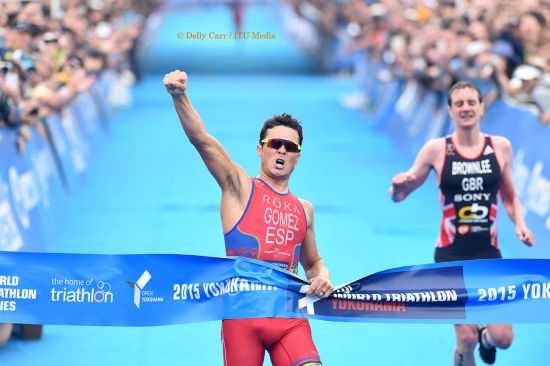 Javier Gomez holds off Alistair Brownlee in a sprint finish