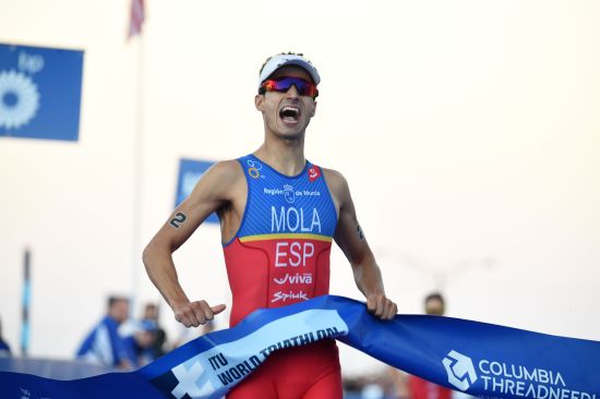 Mario Mola winning the ITU WTS grand final in Chicago on Sunday