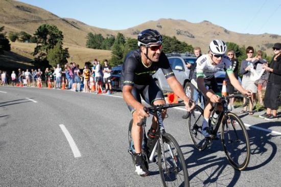 Hayden Roulston leads Callum Gordon over the Hill Top climb